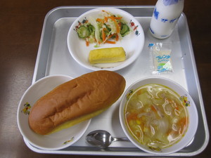 給食２５．５．２１ 001.JPG