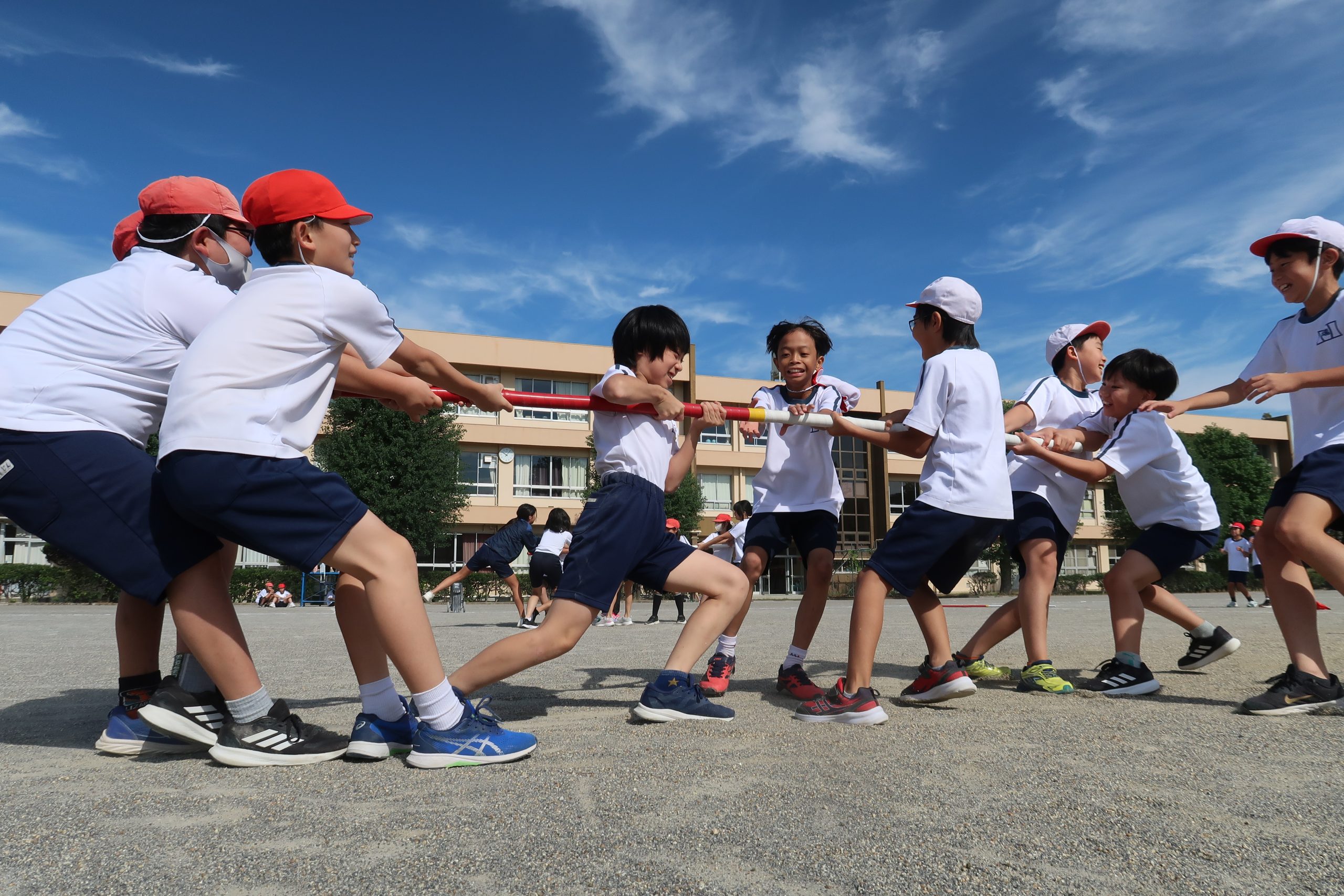 作戦と協力で勝利を目指せ！ 5年生の棒とり